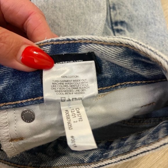 NWOT Express Boyfriend MIDI Blue Jean Shorts with Relaxed Fit and Frayed Hem - Picture 10 of 10